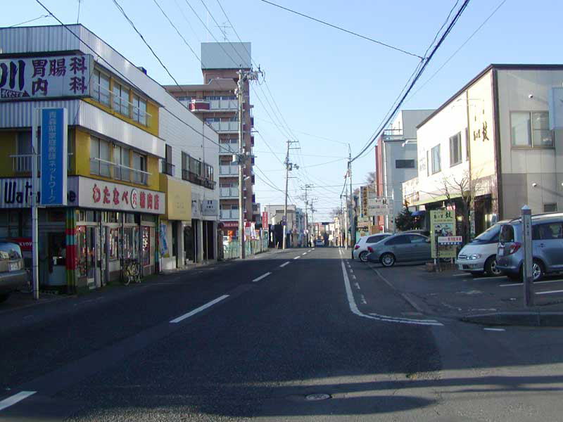 八戸市庁前道路から本八戸駅方向を見る