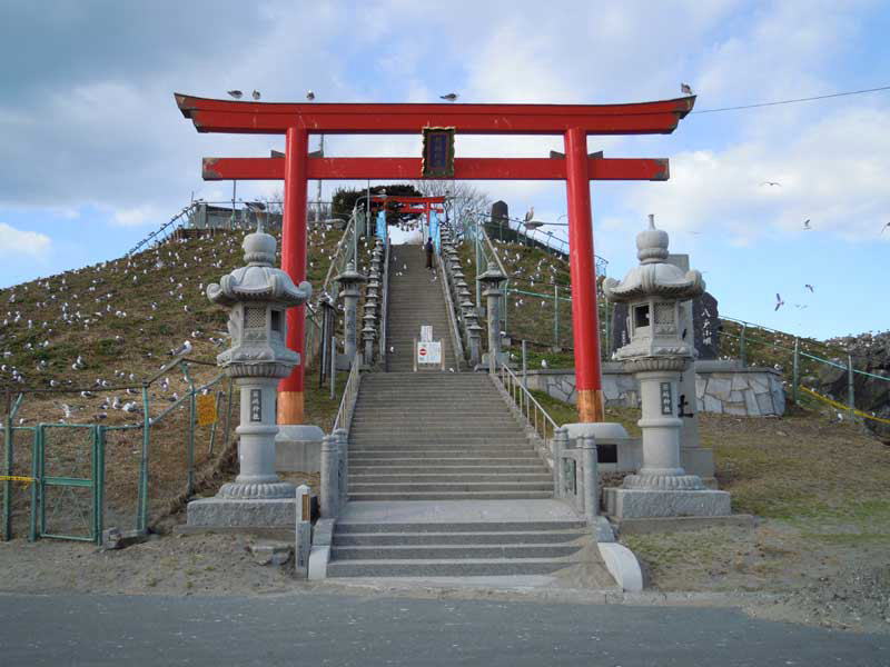 赤い鳥居が建つ蕪島神社登り口参道