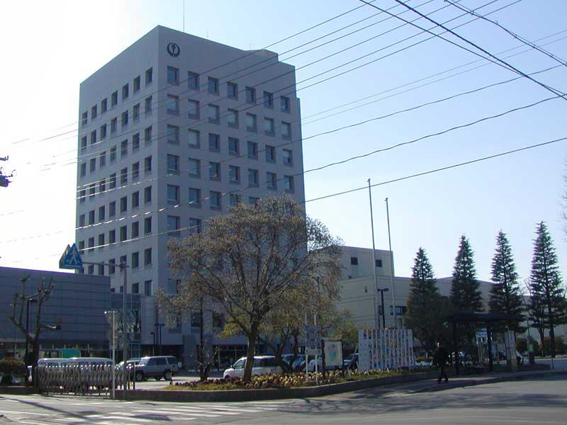 １０階建てで免震構造の八戸市庁別館