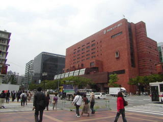 博多駅博多口側。西日本シティ銀行ビル