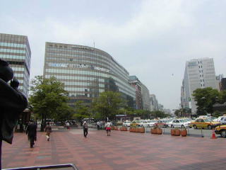 博多駅博多口側風景。朝日新聞ビル