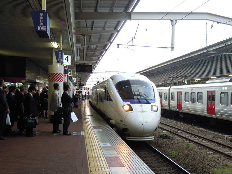 リニューアルされた新博多駅ホームに入る長崎行きの特急「白いかもめ号」