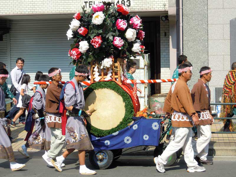 長崎くんち・牡丹の花を飾り付けた小川町の唐子獅子踊の太鼓