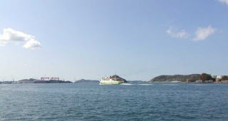長崎港口を出て行く五島フェリー