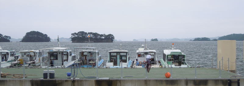島巡りの小型観光船が桟橋に並ぶ