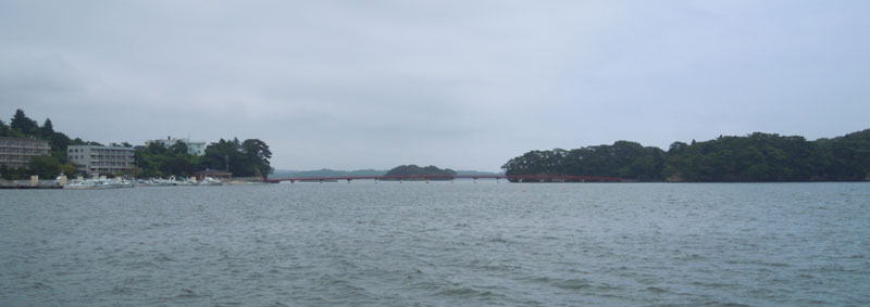 松島湾の福浦島（右側）に架かる福浦橋