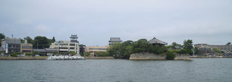 松島町・定期観光船発着場の浮桟橋から五大堂を見る