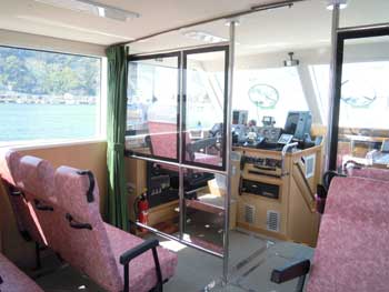 茂木港・高速船「ＫｉｚｕｎａⅡ」客席から操舵室が見えます