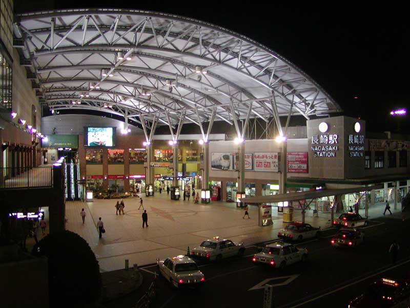 夜の「ＪＲ長崎駅かもめ広場」