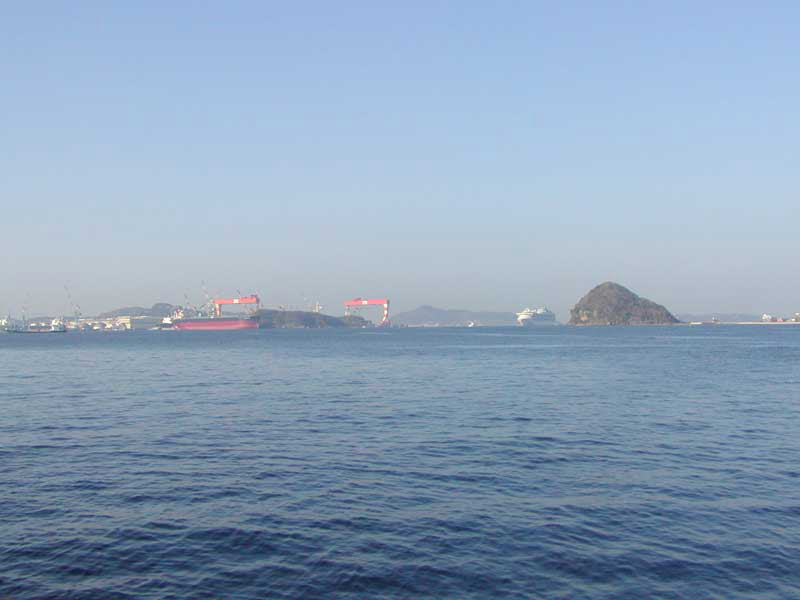 豪華客船サファイア・プリンセス・高鉾島の横に小山のような巨大な船体が姿を現した。
