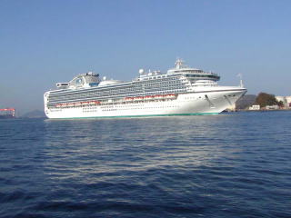 豪華客船サファイア・プリンセス・優雅な白い船体は朝日を浴びて、ますます美しい