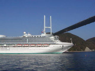 豪華客船サファイア・プリンセス・女神大橋の下に入る。橋の高さは海面から65ｍ