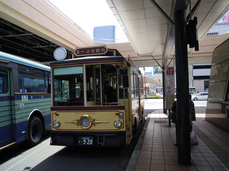 仙台駅西口バスプールに停車中のるーぷるバス