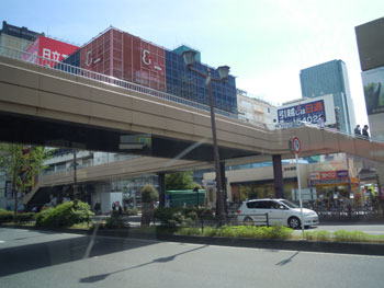 仙台駅西口側ペデストリアンデッキが架かる「愛宕上杉通」