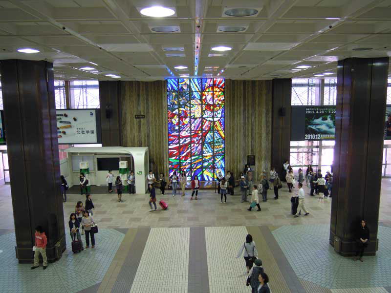ＪＲ仙台駅中央改札口前にある２階コンコースのステンドグラス