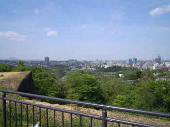 伊達政宗騎馬像附近から仙台市街地「北東」方向を見る