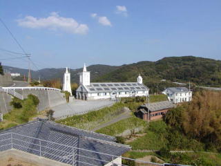 出津教会・なだらかな山の南斜面に建つ出津教会