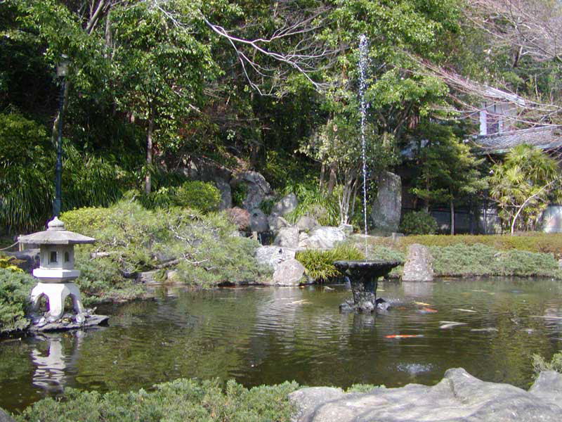 月見茶屋の前にある庭園の噴水